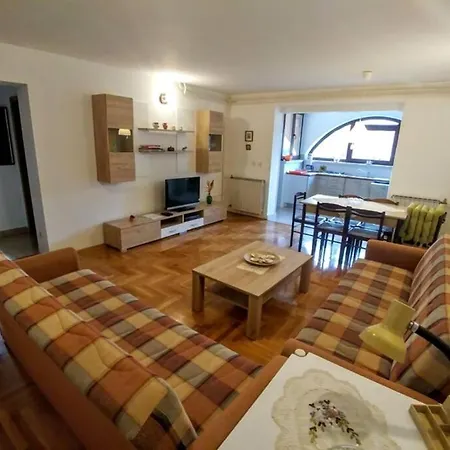 Apartman 100M2, Full Opremljen, Privatni Parking. Pula Exterior photo
