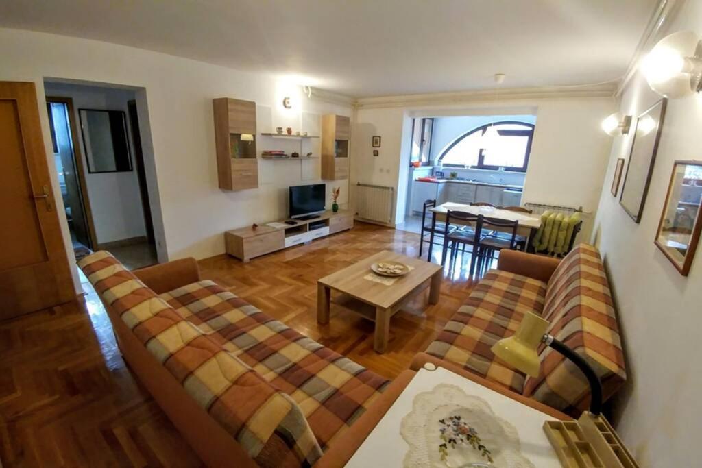 Apartment 100m2, Full Opremljen, Privatni Parking.