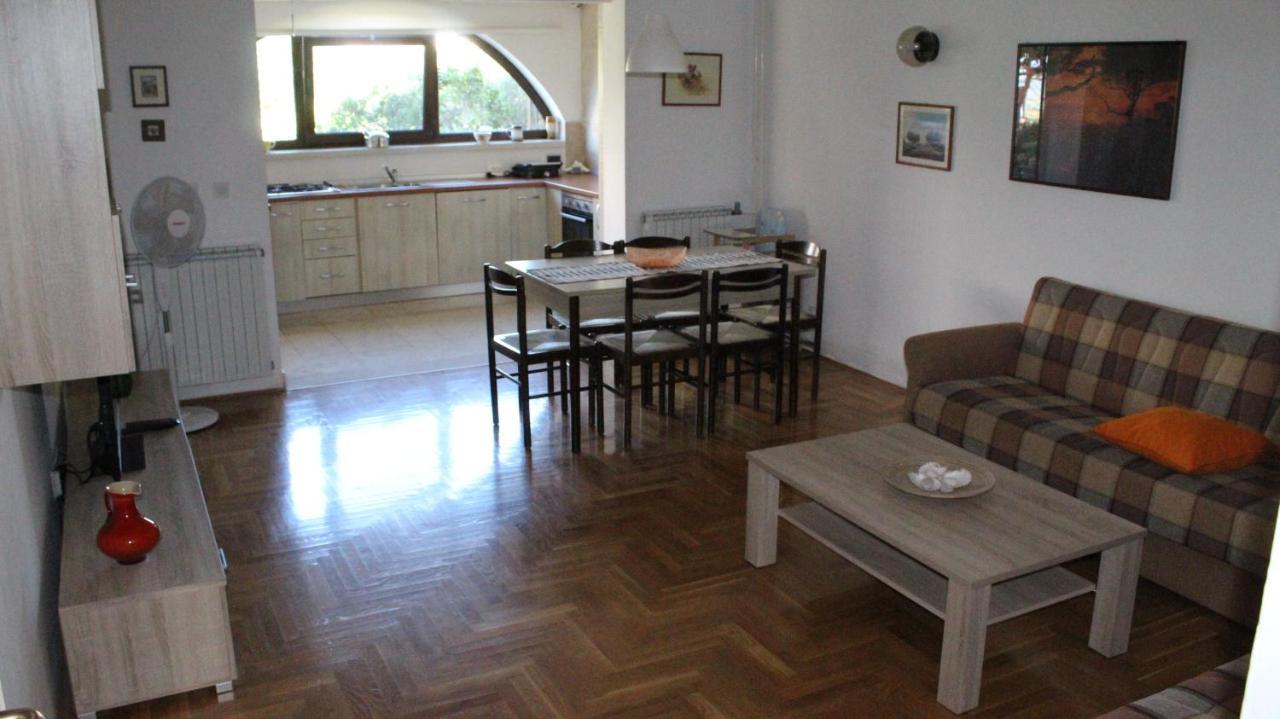 Apartment 100m2, Full Opremljen, Privatni Parking. Pula